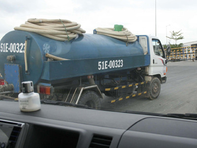 Xả thải xuống hồ nước khu dân cư