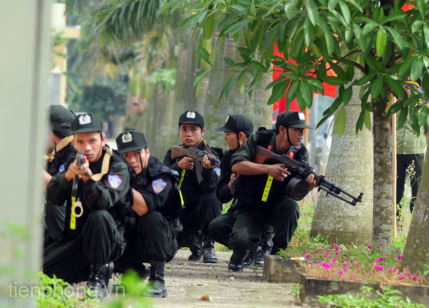 Xem thực binh 'chống khủng bố, giải cứu con tin'