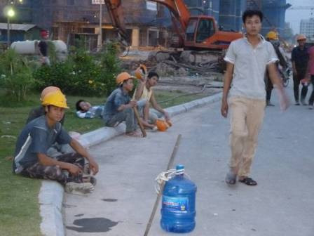 Công nhân xây dựng “bán thân“ rẻ mạt