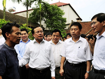 Bí thư Thành ủy xin lỗi dân làng cổ