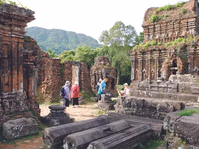 Du lịch dịp nghỉ lễ 30-4 và 1-5: Giá tăng, khách vẫn đông