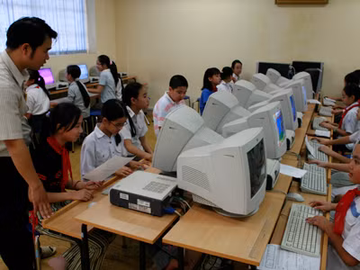 Nắng nóng, trường học lo mất điện