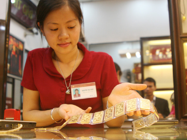 Khó kéo sát giá thế giới