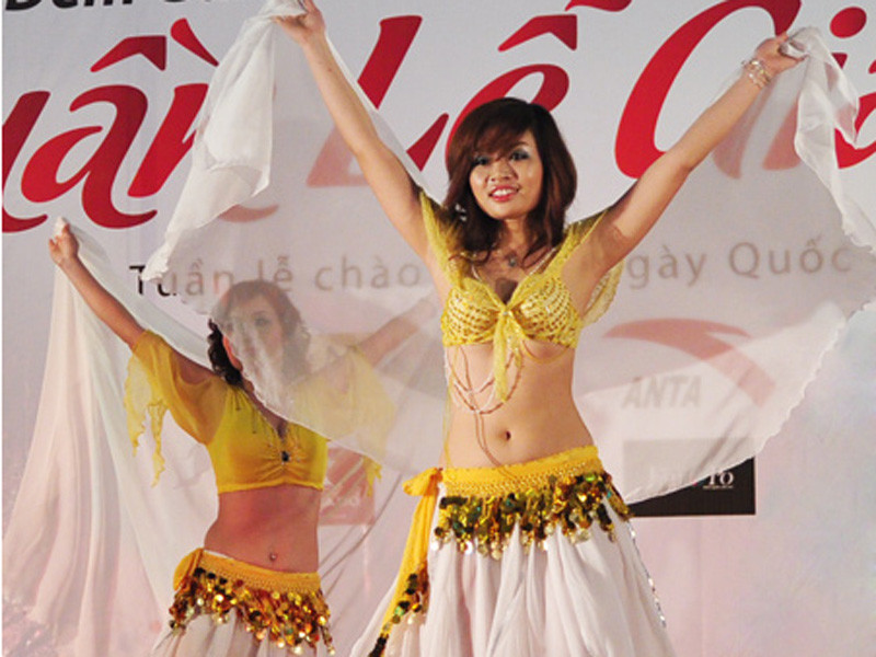 Vũ nữ bellydance 13 tuổi
