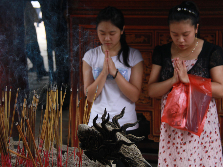 Sĩ tử tấp nập cầu may trong Văn Miếu