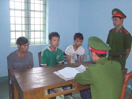 Khởi tố nhóm 9X hãm hiếp thiếu nữ ngay trước mặt người yêu