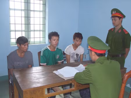 Khởi tố nhóm 9X hãm hiếp thiếu nữ ngay trước mặt người yêu