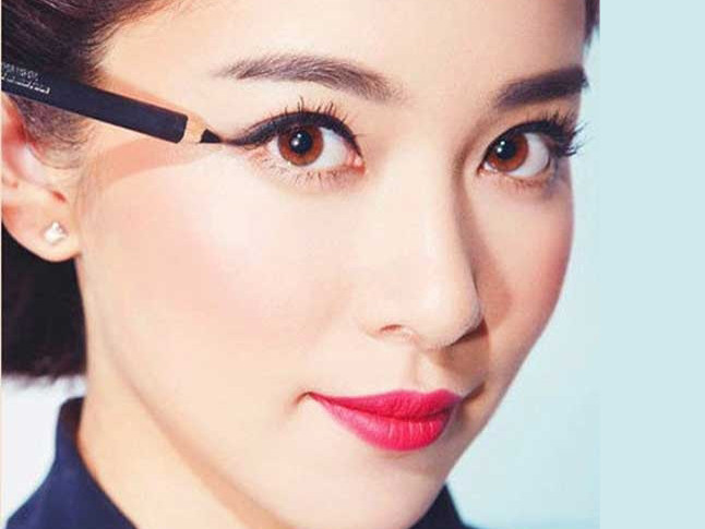 30 giây kẻ viền mắt hút hồn như Lý Băng Băng