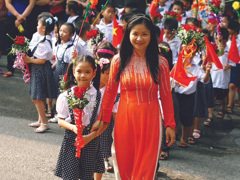 Giáo viên là nghề cao quý, và ở nhiều nơi, phụ cấp thâm niên đang được thầy cô chờ đợi. Ảnh: Hồng Vĩnh