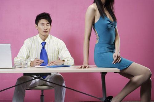 Công sở và nỗi khổ... chân không dài