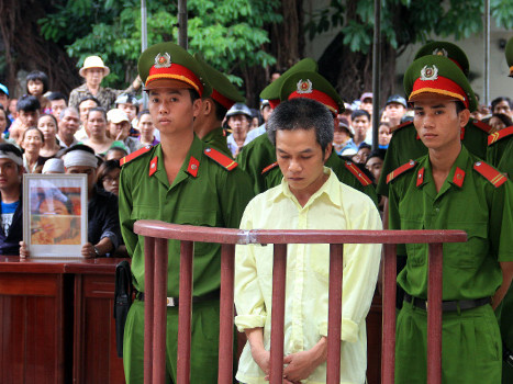 Chân dung kẻ cuồng tình thiêu thiếu nữ trước phòng trà