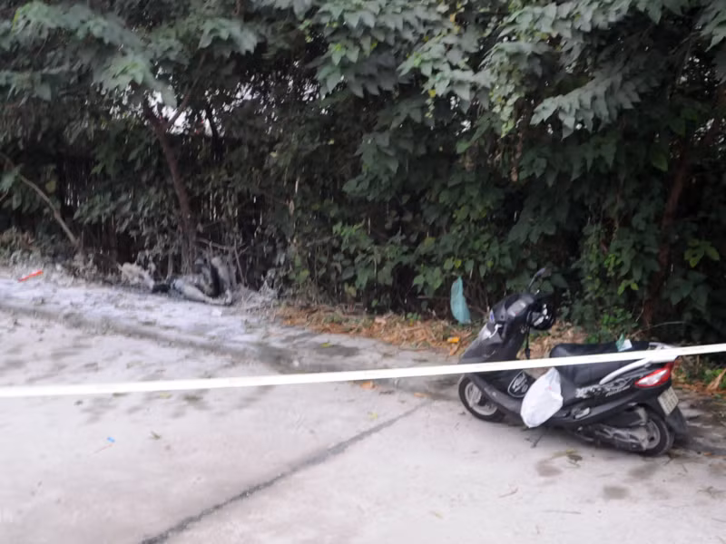 Xác chết nằm ngay cạnh chiếc xe Attila được dựng ngay ngắn. Ảnh: Tuấn Nguyễn