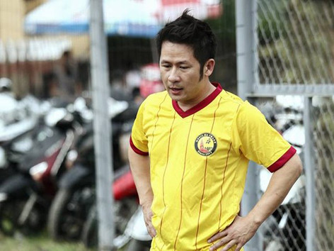 Bằng Kiều quần đùi áo phông đá bóng cùng Tuấn Hưng