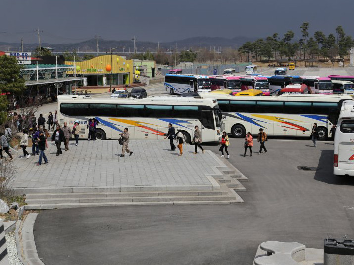 Khách du lịch đổ xô tới biên giới liên Triều