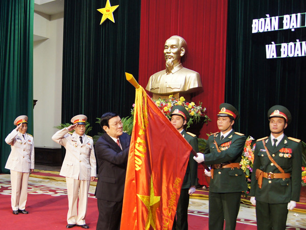 Đón nhận danh hiệu Anh hùng