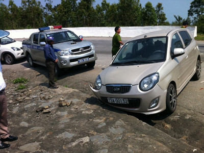 Đâm xe cảnh sát rồi chạy trốn vào rừng