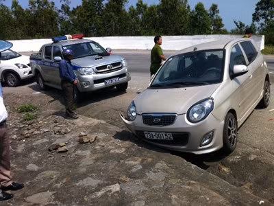 Đâm xe cảnh sát rồi chạy trốn vào rừng