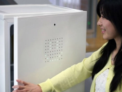 Tủ lạnh tự mở cửa nhờ… nụ cười