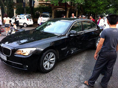 Hà Nội: Xe tập lái đâm xế hộp hạng sang