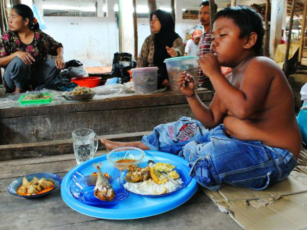 Cậu bé 5 tuổi cai nghiện thuốc lá chuyển sang nghiện đồ ăn