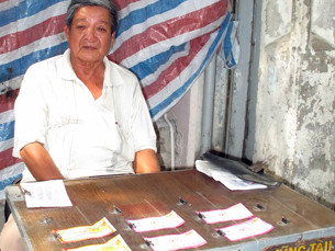 Cựu cầu thủ mưu sinh bên bàn vé số