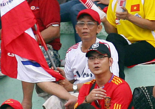 Ông Trần Bá Hòa (áo trắng) bị khởi tố bị can. Ảnh: Châu Thành.