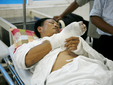 Côn đồ xông vào trụ sở chém công an