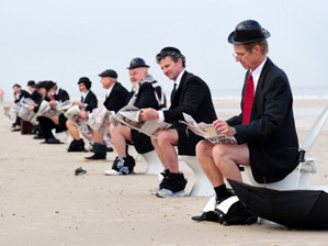 Biểu tình trên bãi biển bằng cách … tụt quần