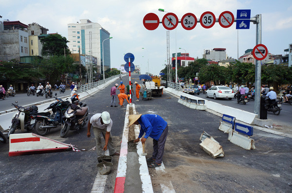 Hàng trăm công nhân được huy động để hoàn thiện các hạng mục cho kịp lễ thông xe