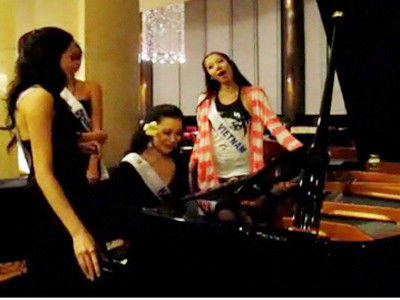 Chung Thục Quyên hát cùng những người đẹp thế giới