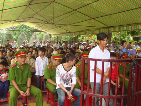 Cha ném con chín tháng tuổi nứt sọ não