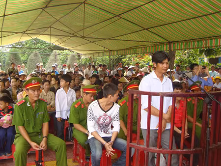 Cha ném con chín tháng tuổi nứt sọ não