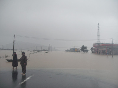 Xe khách bị lũ cuốn, 20 hành khách chết và mất tích