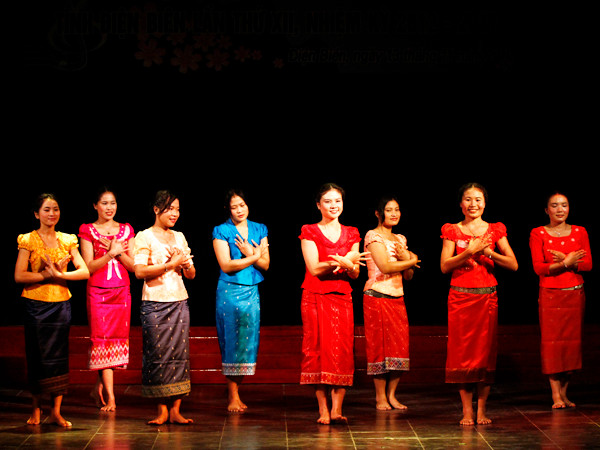 E ấp điệu múa Lào trên đất Điện Biên