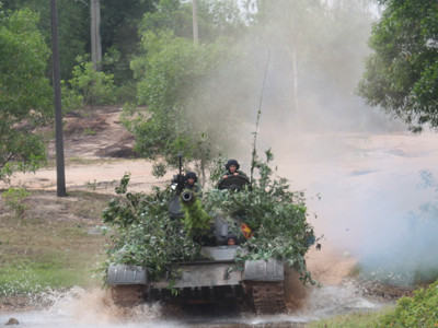 Xem lính tăng huấn luyện, hành tiến