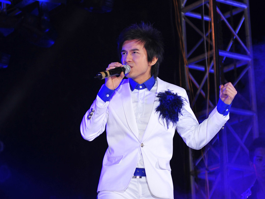 Đan Trường 'bay' trong đêm giao thừa