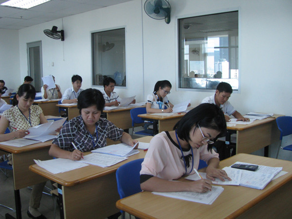 Cán bộ ban chấm thi ĐH Đà Nẵng đang hoàn tất công tác chấm thi Ảnh: N.H