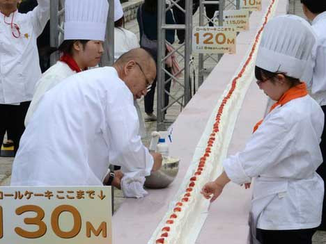 90 sinh viên cùng thợ làm bánh đang hoàn thành chiếc bánh