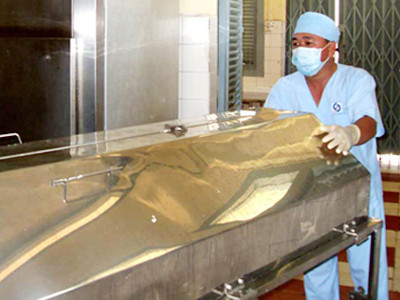 Người chết bỗng dưng ngồi dậy trong phòng lạnh nhà xác