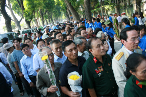 Người dân đến viếng Tướng Giáp ngày càng đông