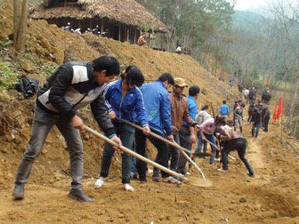 Tình nguyện làm đường nông thôn