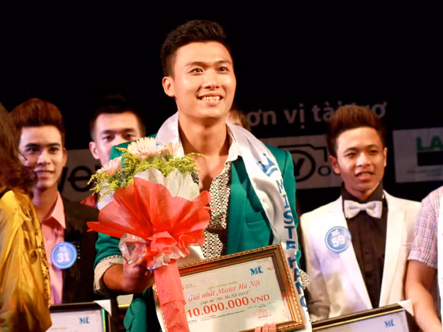 Nam sinh Sân khấu trở thành Mister Hà Nội 2012