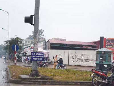 Nhiều phương tiện bị “chộp” ở cuối ngã rẽ vào đường Lê Trọng Tấn khi qua nút Trường Chinh-Lê Trọng Tấn vì lỗi không bật xi nhan khi rẽ trưa 23-2