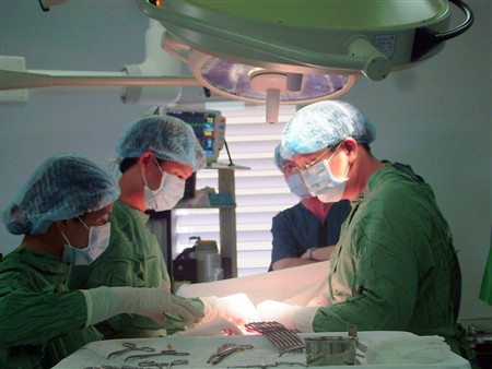 Vung tiền giành giật bác sĩ