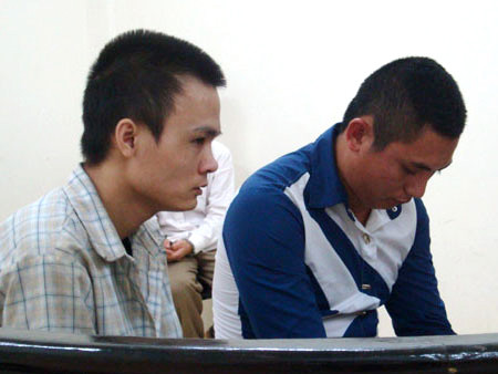 Thảo và Tài (áo xanh) tại phiên tòa ngày 4/6