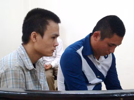 Thảo và Tài (áo xanh) tại phiên tòa ngày 4/6