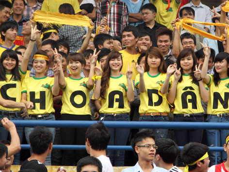 CĐV SLNA 'tổng tấn công' Hà Nội T&T