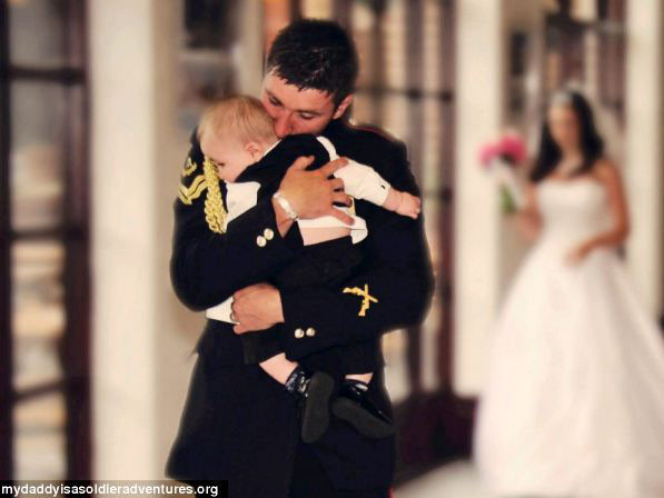 Một lính Anh ôm con trai bé bỏng