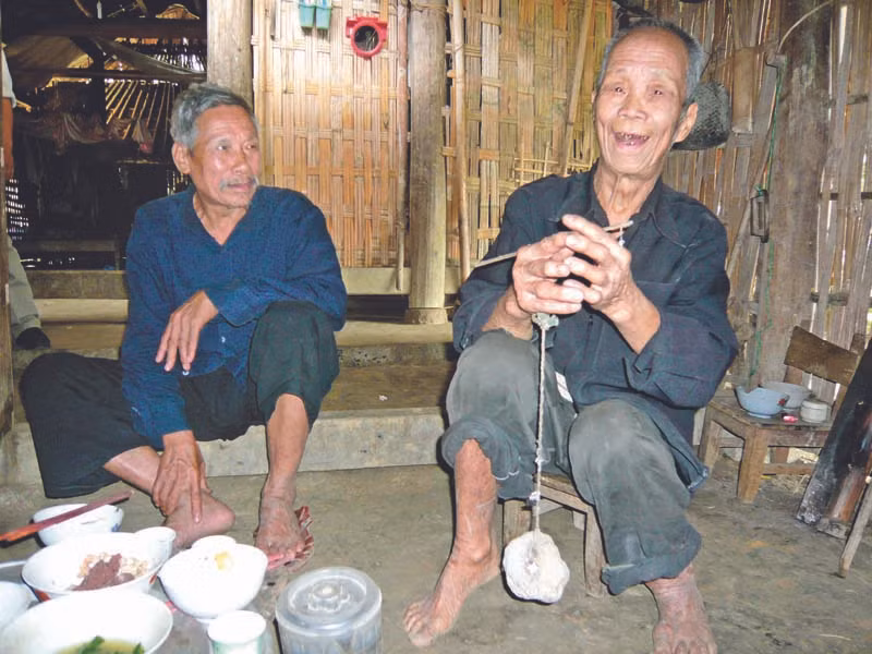 Hai thầy mo Mùng Văn Lụ và Bàn Văn Kim kể về hòn đá thiêng Ảnh: Phong Cầm