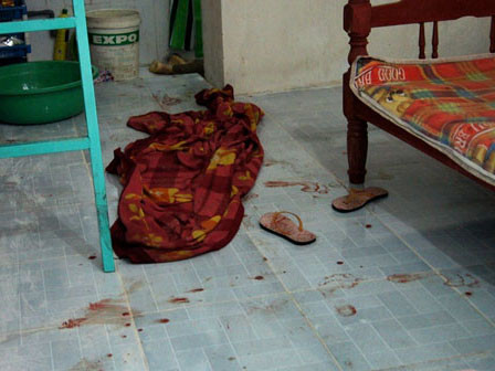 Nữ tiếp viên bị cứa cổ trong nhà tắm